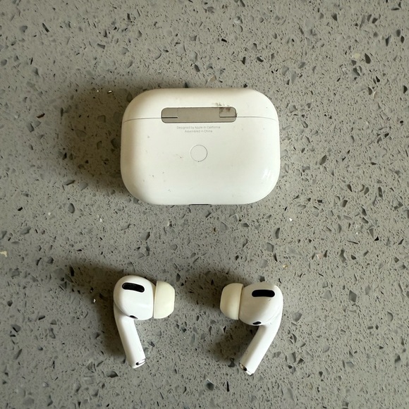 Apple AirPods Pro with Charging Case - Picture 2 of 6